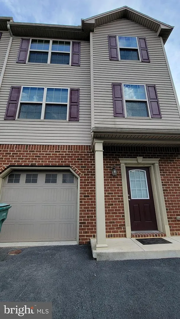 3 bed, 2.5 bath, 1920 sqft, $2,100 — Photo 3