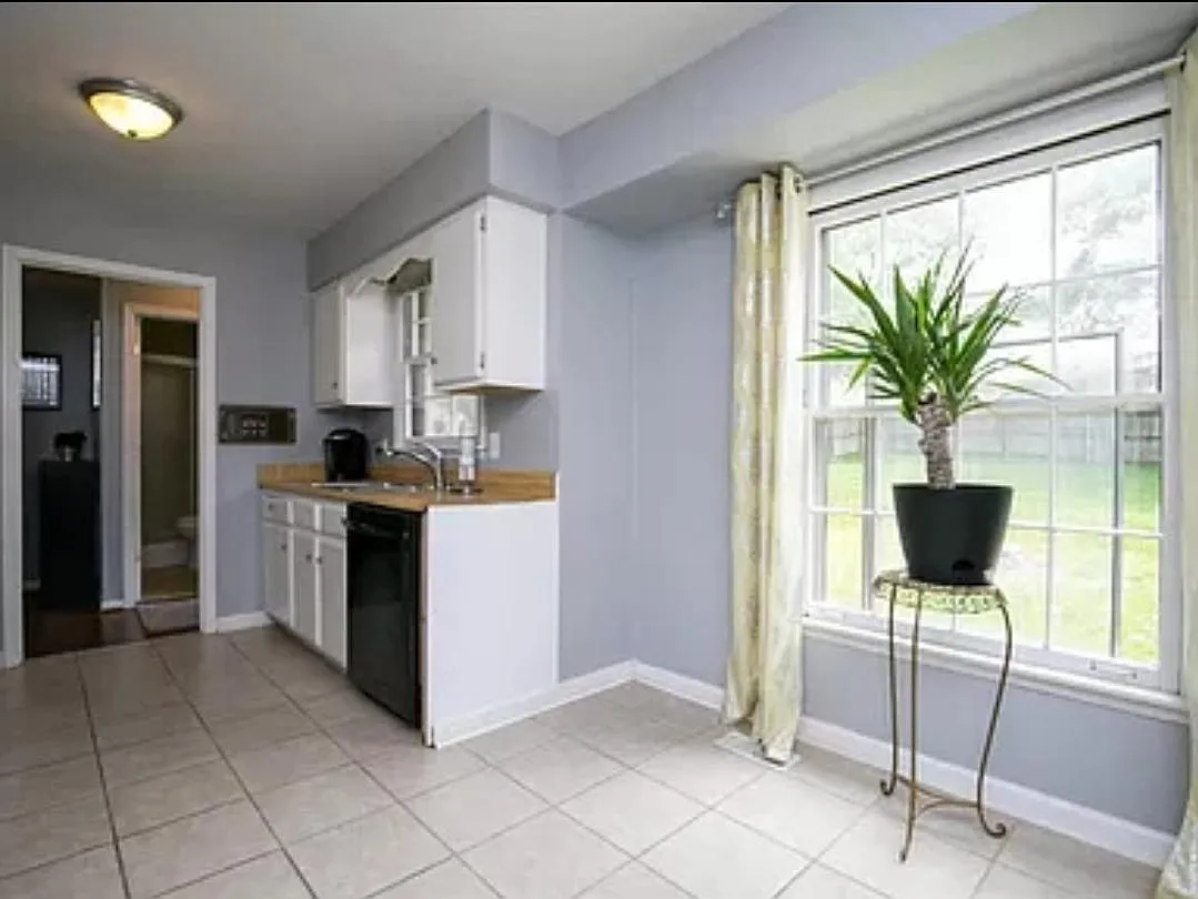 4 bed, 1932 sqft, $2,400 — Photo 3