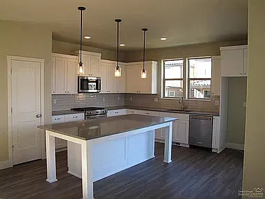 3 bed, 2.5 bath, 1934 sqft, $3,150 — Photo 3