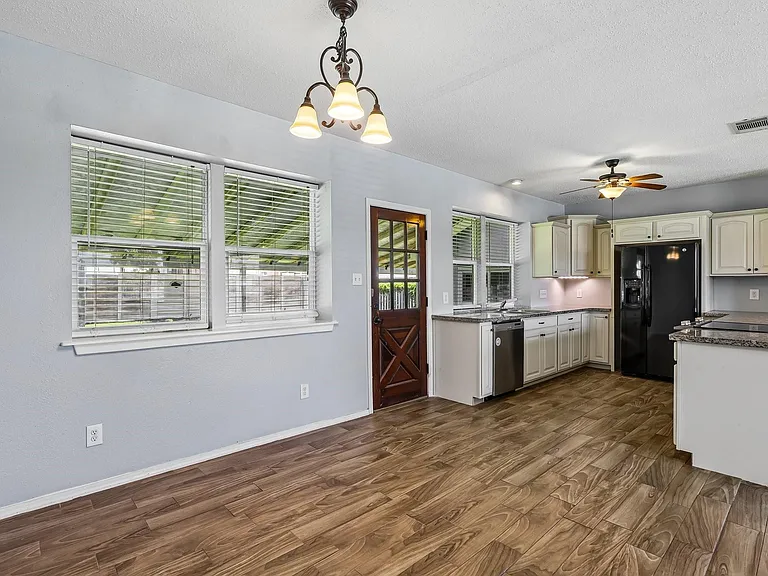 5709 Maco St — Photo 10