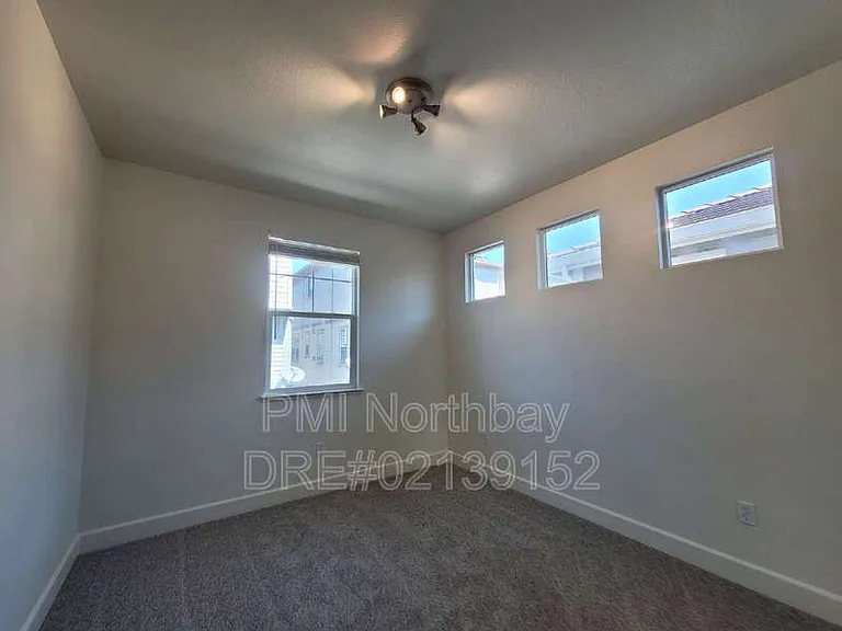 481 Lexington Dr — Photo 9