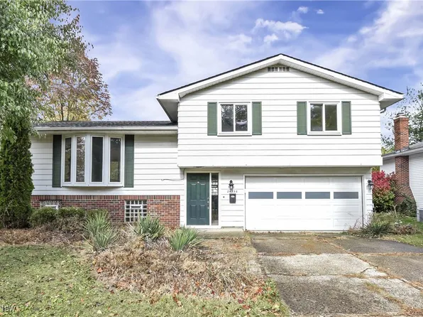 24758 Doe Dr, North Olmsted, OH 44070