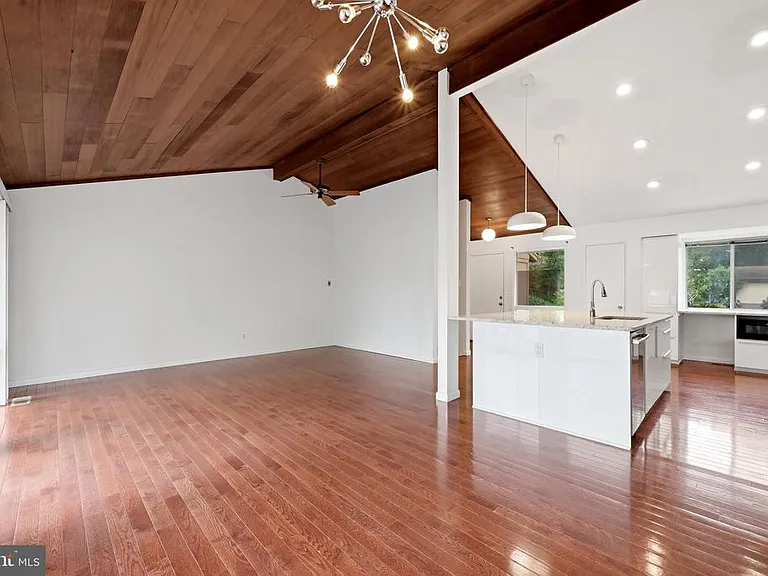 8811 Burbank Rd — Photo 18