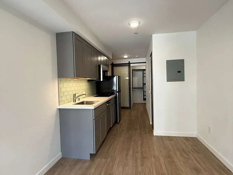 1532 Howard St #402 — Photo 1