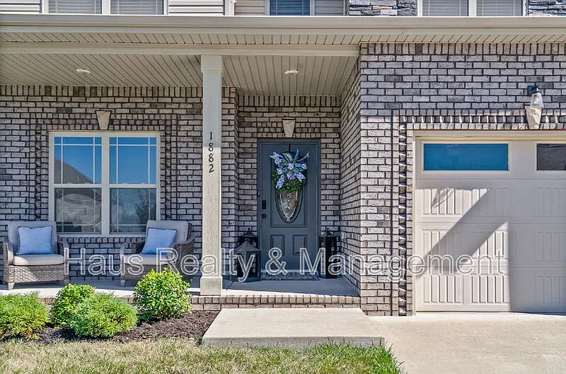 4 bed, 2.5 bath, 2350 sqft, $2,800 — Photo 2