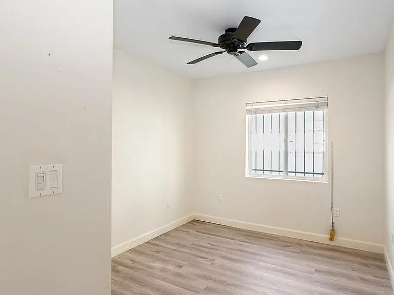 601 W 49th St #603-1/2 — Photo 8