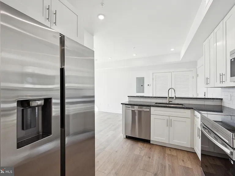 1350 N Front St #203 — Photo 7