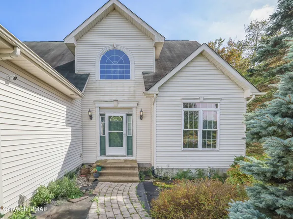 3228 Sussex Dr, Tobyhanna, PA 18466