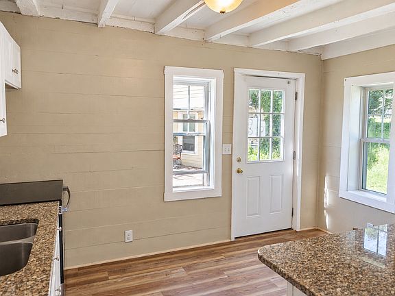 3rd image of 33 Carmichael Ln