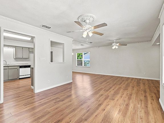 4th image of 117 Leslie St