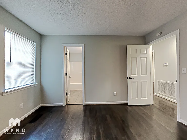 1021 Medina Dr — Photo 9