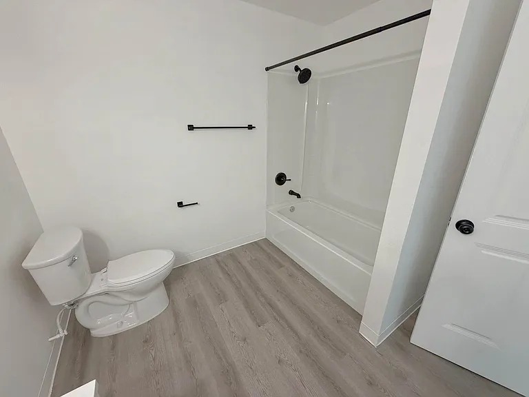 Pleasant Square Apartments — Photo 34