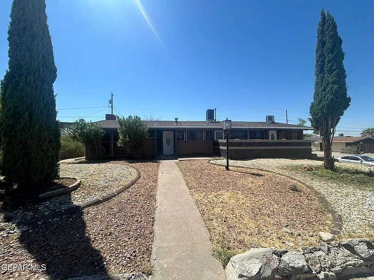 212 Crestmont Dr — Photo 2
