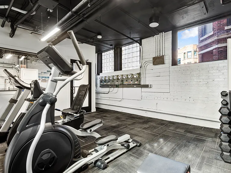 1649 W Jonquil Ter #GE — Photo 11