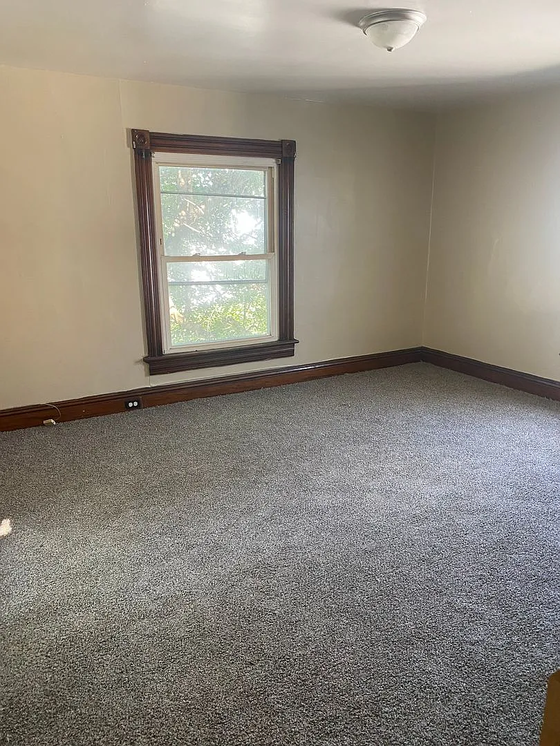 3 Bdrm 2 Car Garage — Photo 3