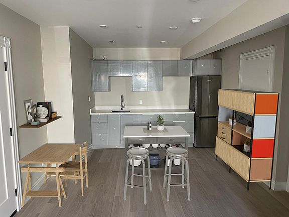 4th image of 1060 Sanchez St #B