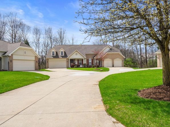 1810 Southpointe Cir NE, Canton, OH 44714