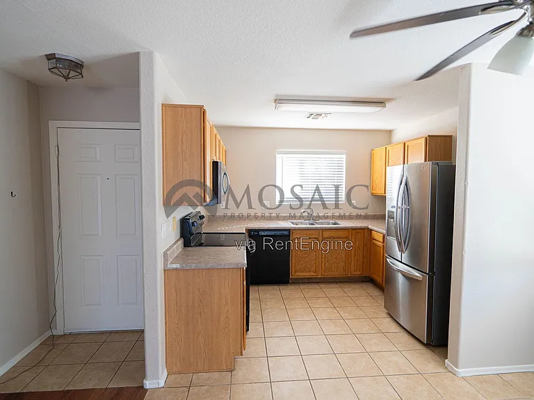 1158 E Silversmith Trl — Photo 2