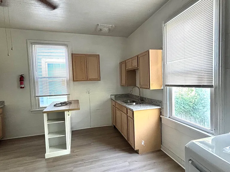 642 Crawford Ave — Photo 3