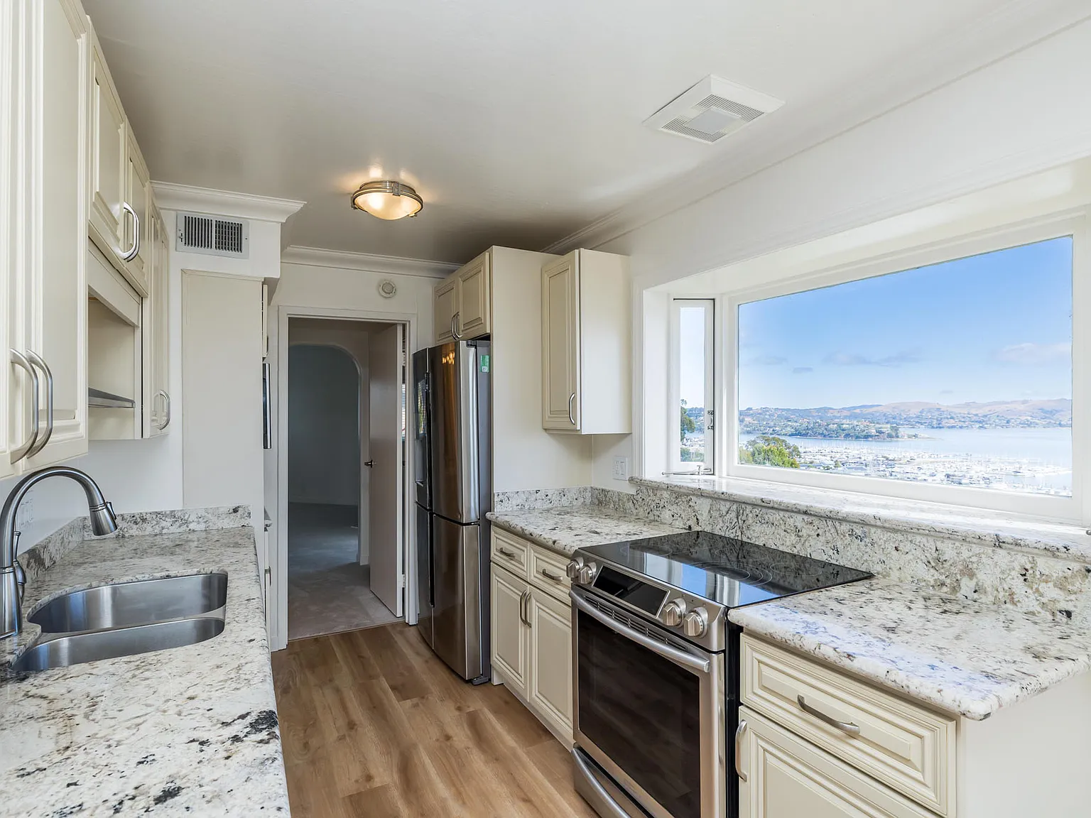 Sausalito Towers — Photo 4