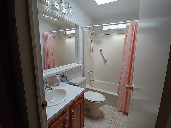 2nd image of 2216 Mariposa Ave