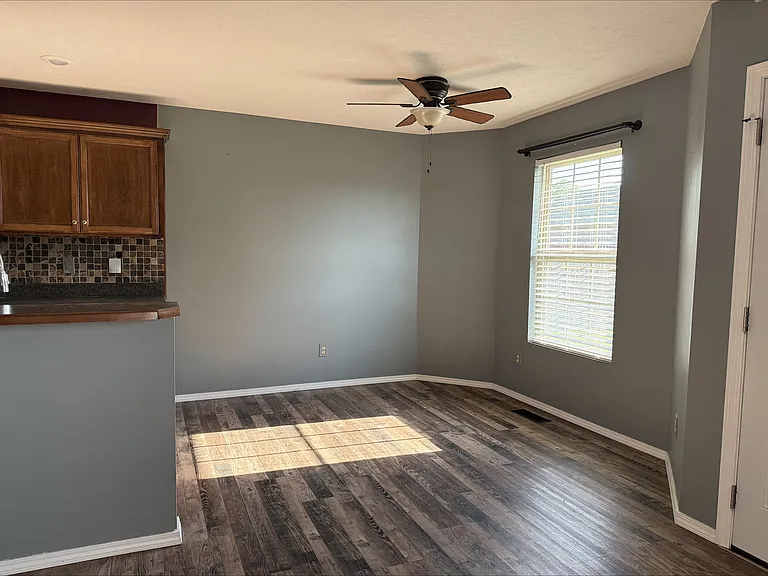 439 N Chandler Ave — Photo 12