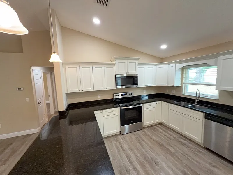 3 bed, 2.0 bath, 1428 sqft, $1,650 — Photo 2