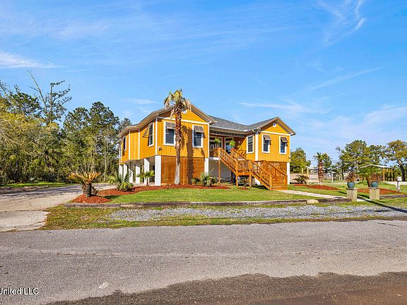 3rd image of 831 Camellia Dr