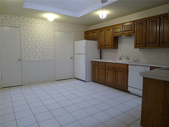 4th image of 1104 University Dr