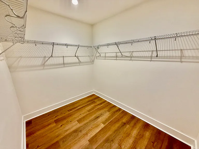 1215 E Esther St — Photo 15