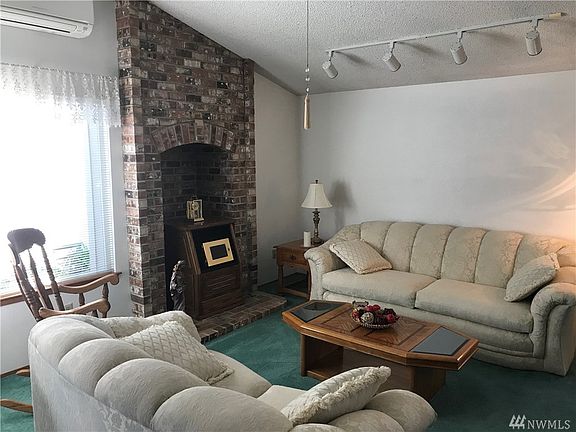 3rd image of 641 Malibu Dr SE