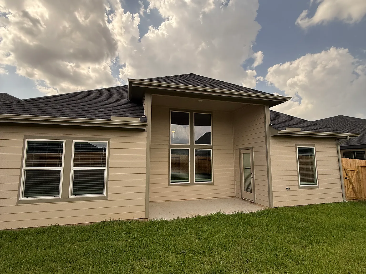 4 bed, 2548 sqft, $2,685 — Photo 2