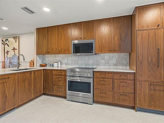 3rd image of 825 SE 2nd St #Townhouse 825
