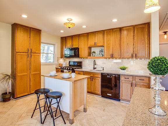 3rd image of 13612 Fleetwood Dr