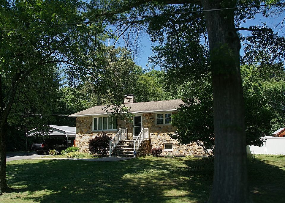 1st image of 1606 Willow Dr