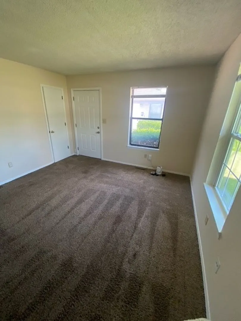 Great Duplex! 2 Bed, 1 Bath — Photo 3