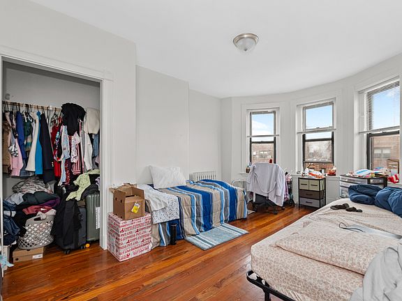 Living Room / Bedroom (Has been used as bedroom by most tenants.)