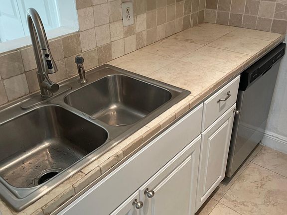 3rd image of 140 NE 1st Ave #2