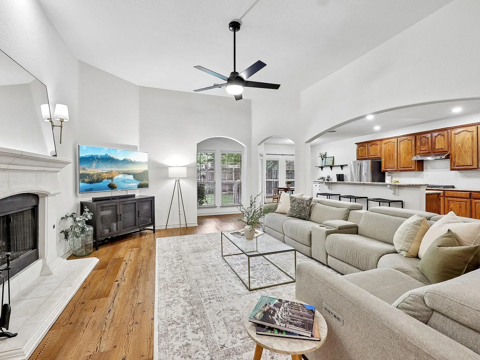5 bed, 2924 sqft, $3,200 — Photo 3