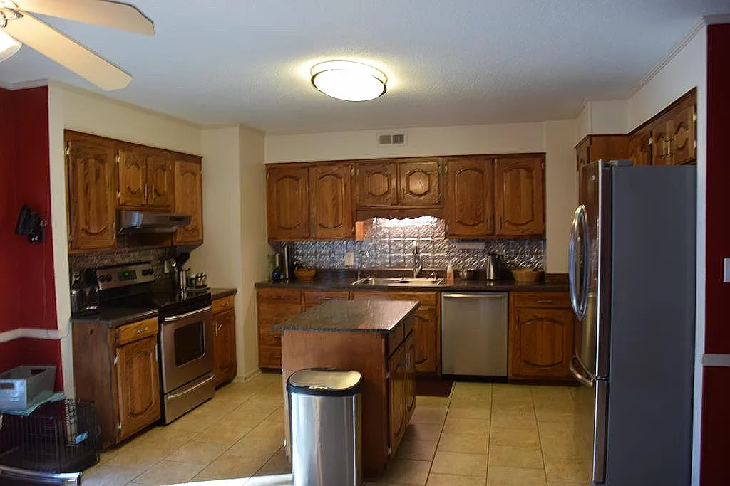 4 bed, 1750 sqft, $2,450 — Photo 3