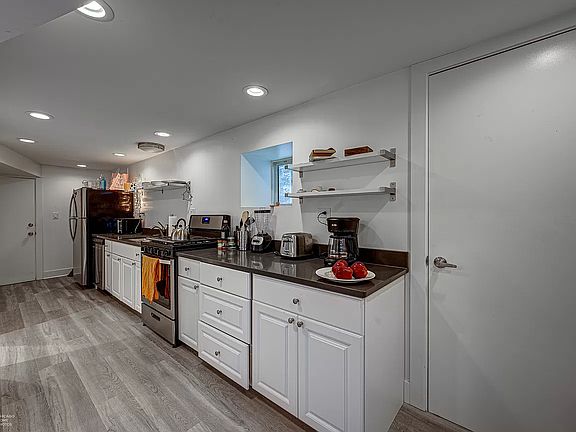 5th image of 2847 W Shakespeare Ave #0