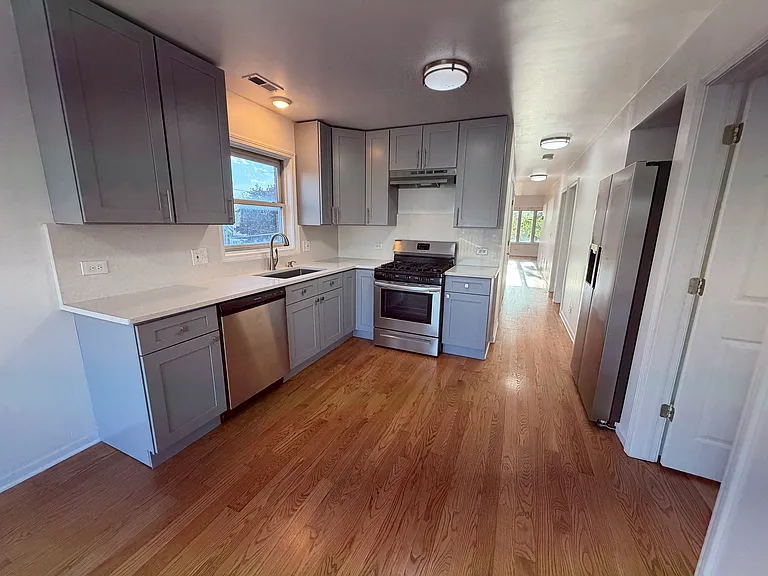 2833 N Auxplaines Ave #3 — Photo 8