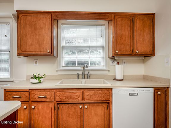 5th image of 210 Dunbar Pl