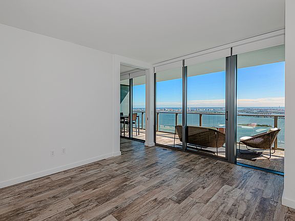 3rd image of 650 NE 32nd St Unit 4704