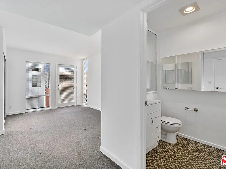 110 E Fleet St — Photo 12