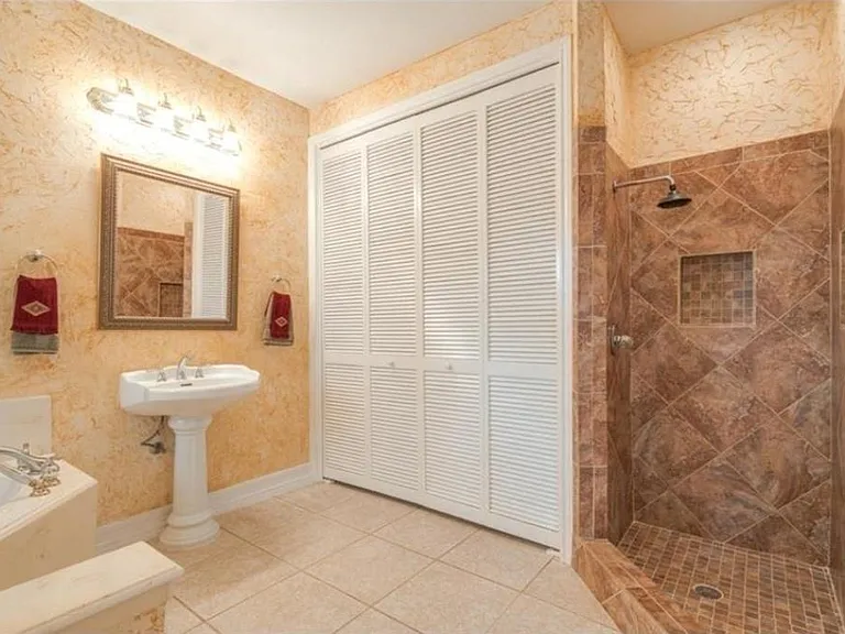 14302 Reissen Ln — Photo 10