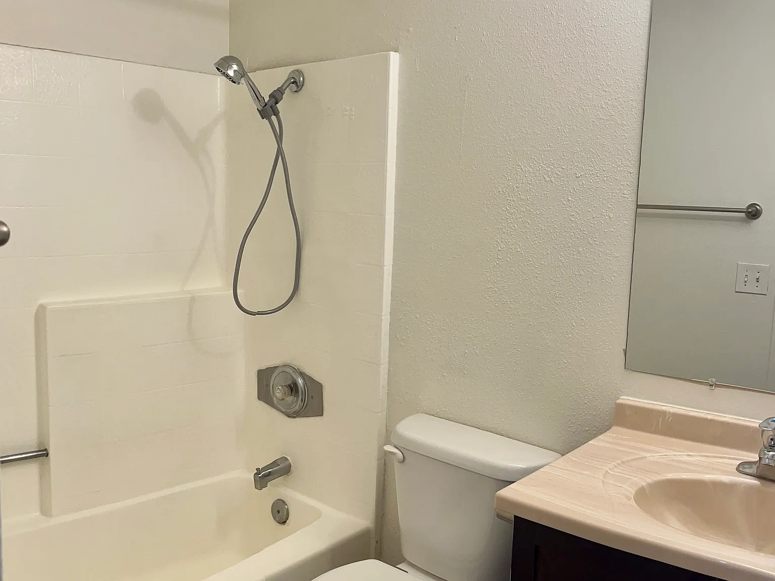 202 Willie James Jones Ave — Photo 4