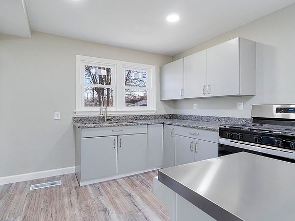 5th image of 2710 Horton St