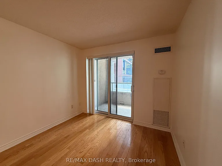 270 Wellington St W #802 — Photo 24