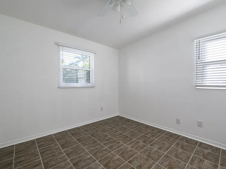 927 W Olympia Ave — Photo 30